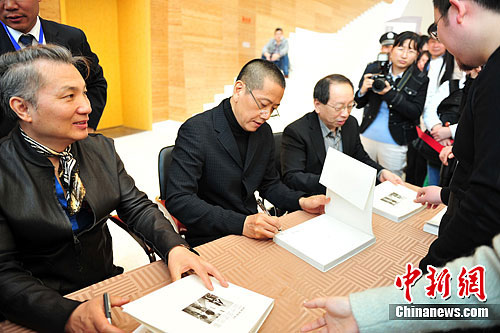 画展现场，韩辛（左）、陈丹青（中）、林旭东（右）正在为慕名前来的参观者签售油画画册。刘占昆 摄